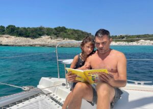 Марат читает Яне книжку
